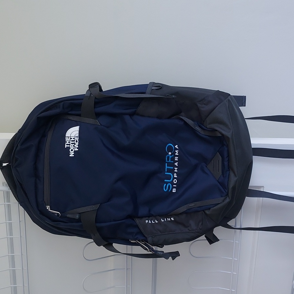 The North Face® Fall Line Backpack 28 Liters <Company Logo> NWOT Navy & Gray